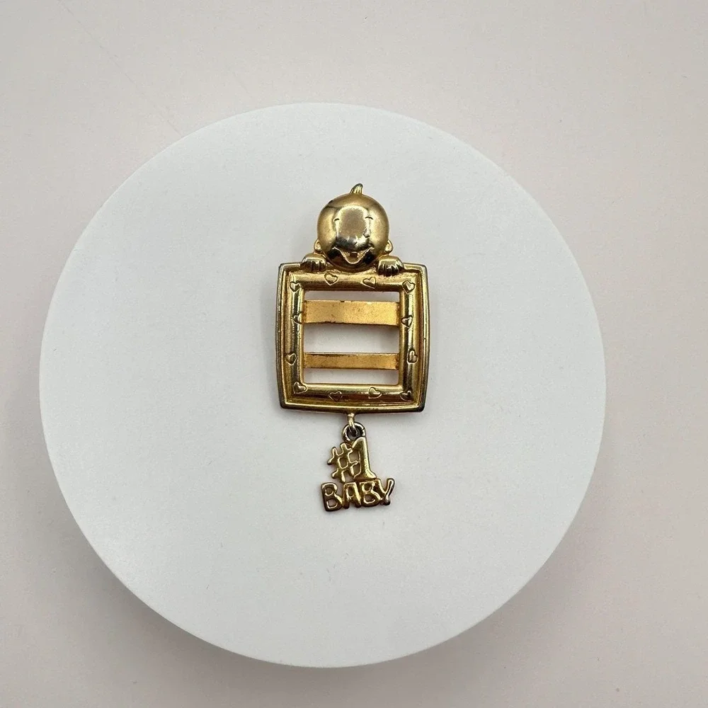 Vintage 90s Gold Tone #1 Baby Picture Frame Brooch Pin Charm Motherhood Jewelry‎